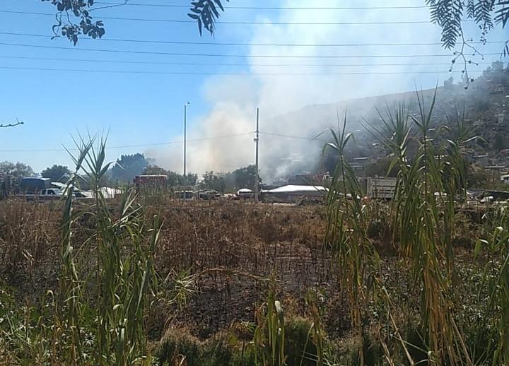  Vecinos sofocan incendio en la ex fábrica de triplay de la capital