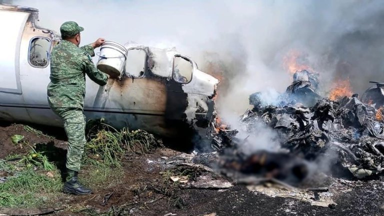  Caos y fuego: imágenes del avión de la Fuerza Aérea que se accidentó en Veracruz