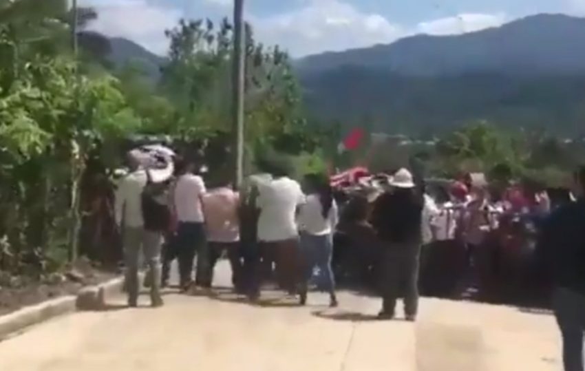  Pobladores rompen cerco de seguridad en evento de AMLO en la Cuenca