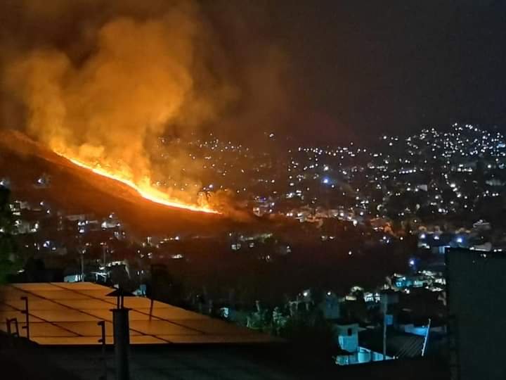  Arde Cerro del Crestón en la ciudad de Oaxaca