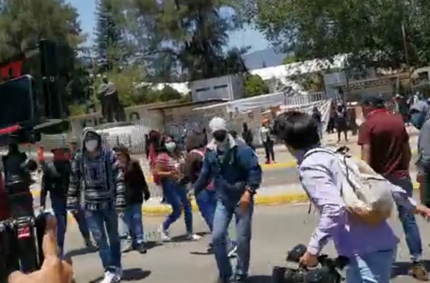  Normalistas de Oaxaca agreden a reporteros durante protestas