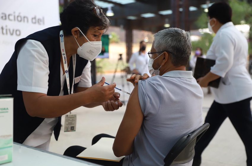 Supervisa AMH inicio de vacunación al personal educativo de Oaxaca