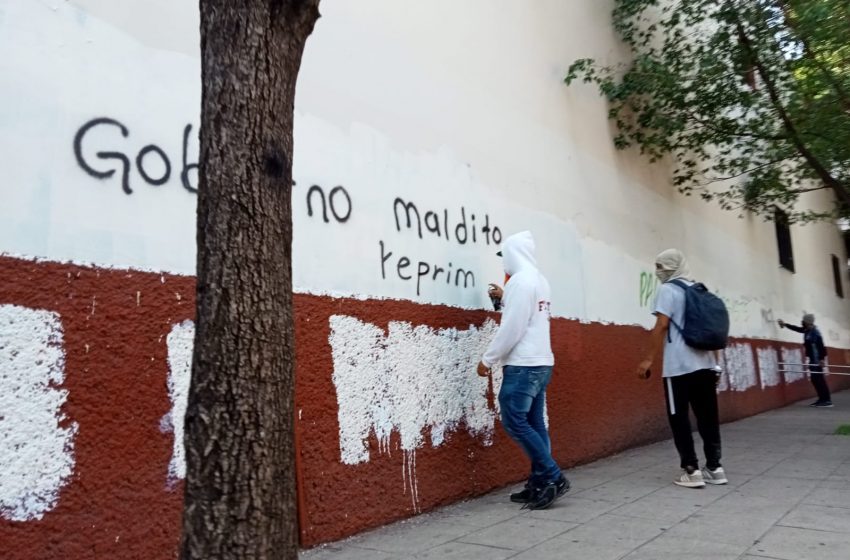  Marcha de CENEO deja daños en comercios de Oaxaca