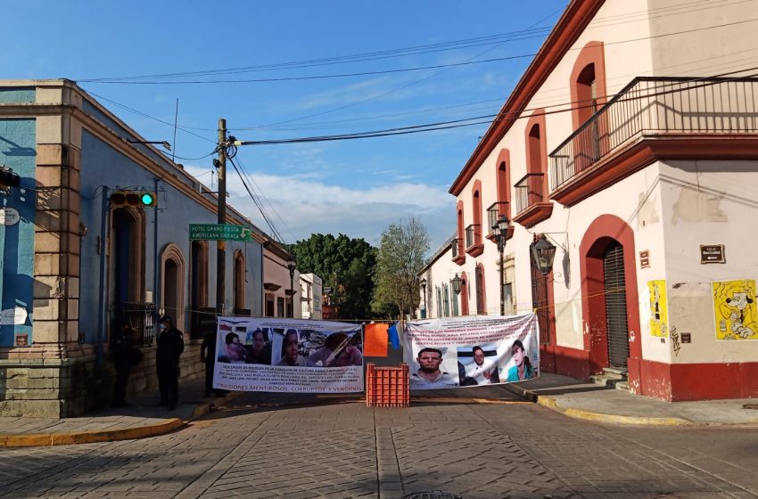  Reanudan ex medallistas bloqueo en Casa Oficial de #Oaxaca