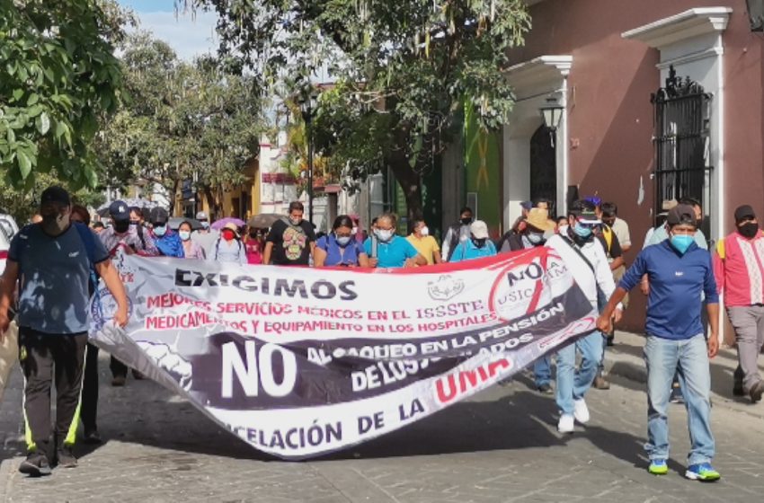  Marchan en #Oaxaca, Sección 22 y organizaciones sociales en apoyo a normalistas de Ayotzinapa