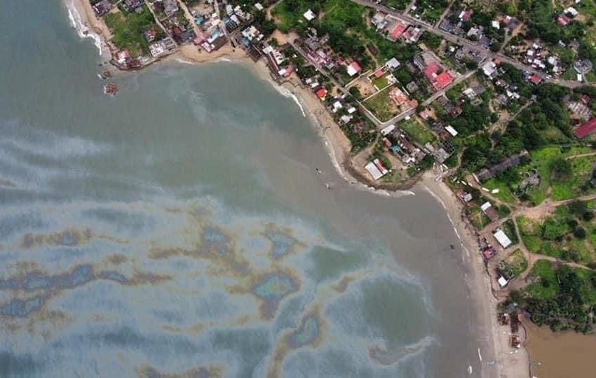  Derrame de hidrocarburo en la bahía “La Ventosa” en #SalinaCruz, #Oaxaca.