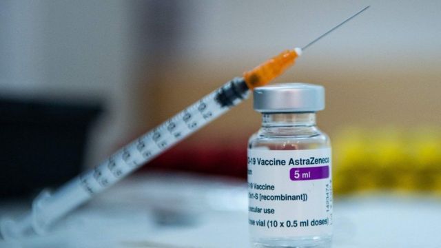  Cofepris libera dos lotes de vacuna AstraZeneca envasados en México.
