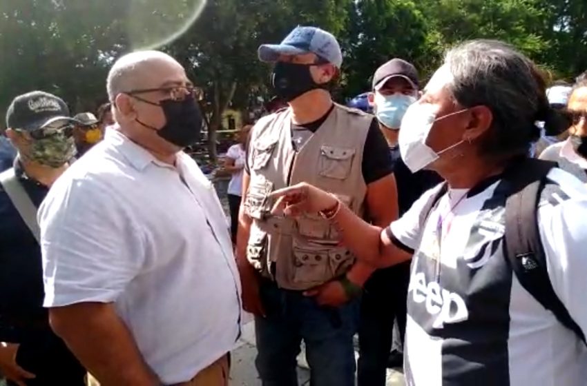  Sin éxito, intento de desalojo de ambulantes en el Zócalo de #Oaxaca