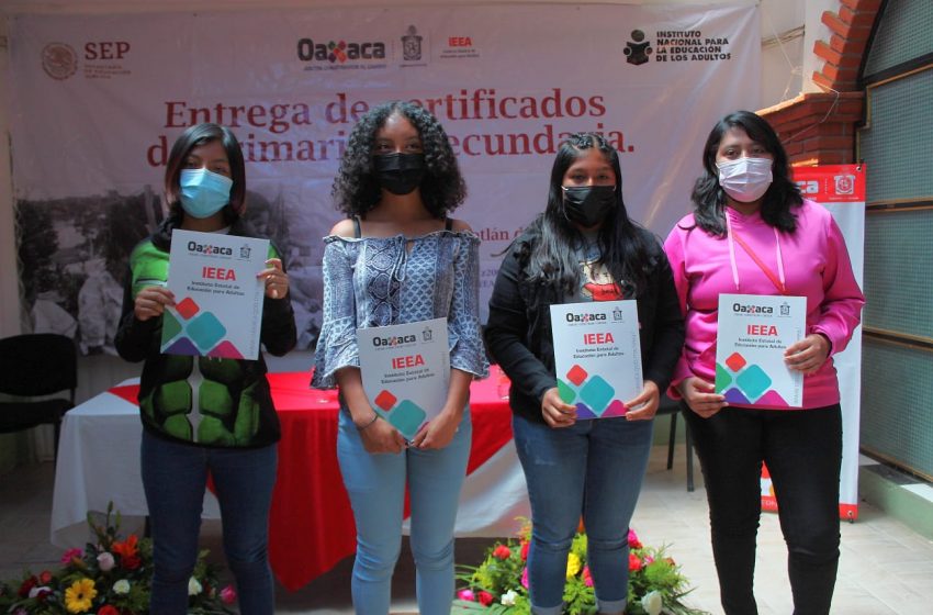  Entrega IEEA Oaxaca certificados de estudio a mujeres en Ocotlán