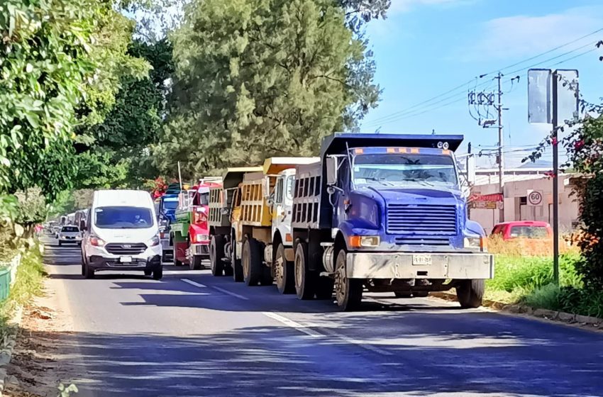  Protestan transportistas excluidos de obra en Símbolos Patrios #Oaxaca