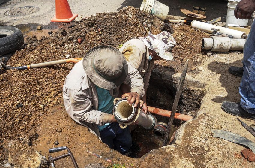  Realiza SAPAO tareas de reparación de tubería de agua potable en calle Díaz Ordaz, Centro