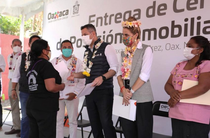  AMH entrega certificados de posesión inmobiliaria a la comunidad Francisco Villa, Santa María Atzompa