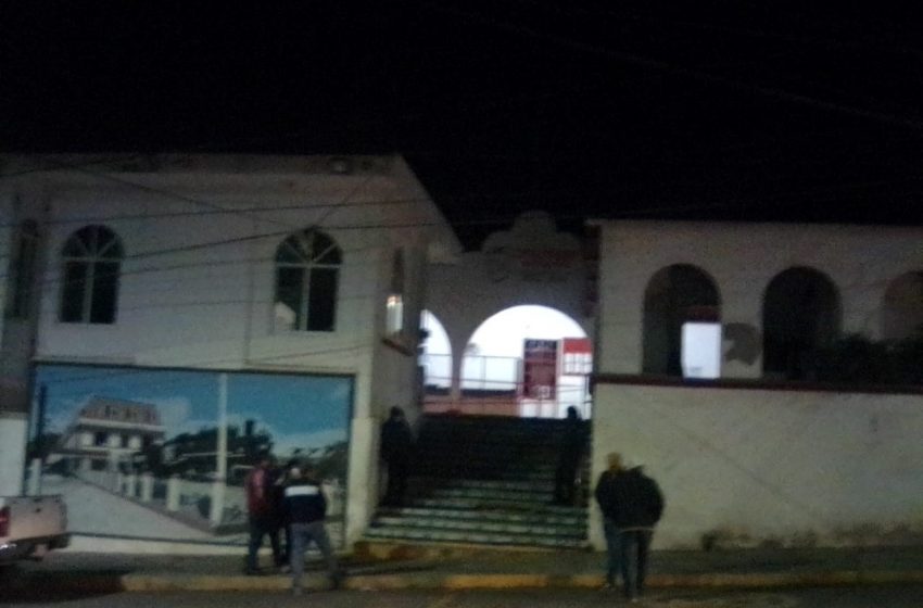  Delincuentes irrumpen palacio municipal de Matías Romero; someten a policías y huyen con jugoso botín ﻿