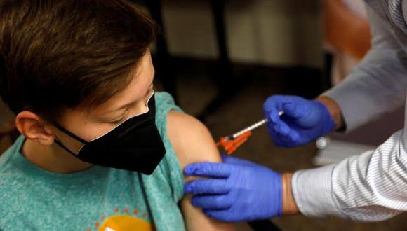  Vigilan a 158 niños vacunados por error con Sinovac en lugar de Pfizer