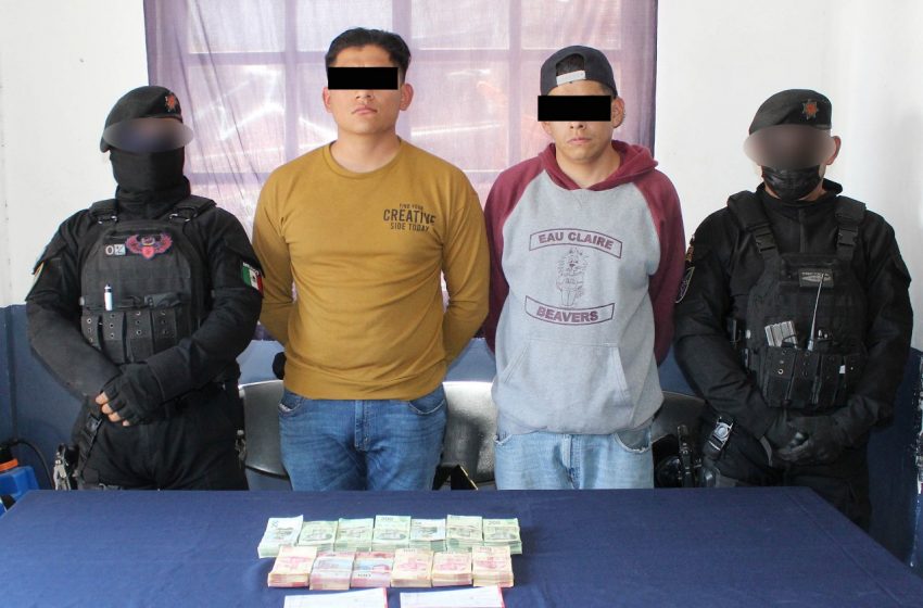  Policía de Oaxaca de Juárez detiene a dos personas por no acreditar procedencia de dinero