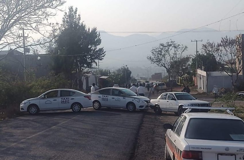  Bloquean taxistas accesos a la comunidad de Acatlima, Huajuapan de León