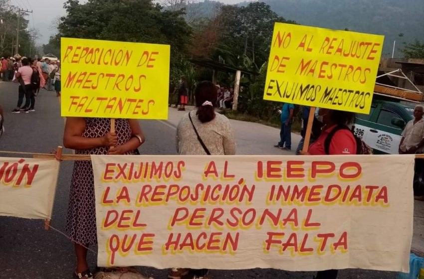  En Valle Nacional, con bloqueo exigen docentes para telesecundaria