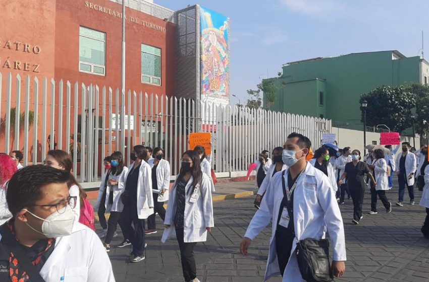  Protestan médicos residentes y becarios del Hospital Civil de Oaxaca