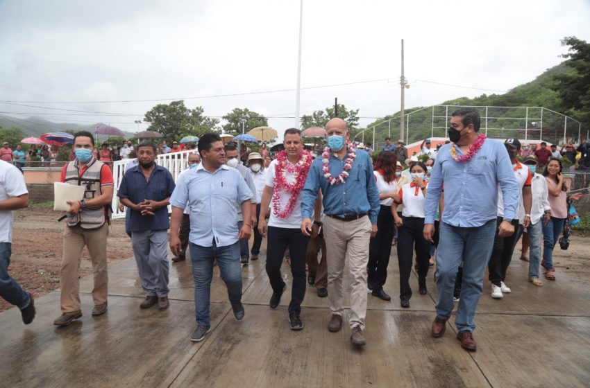  Gobernador de Oaxaca y titular del Insabi evalúan infraestructura de centros de salud del Istmo y Costa