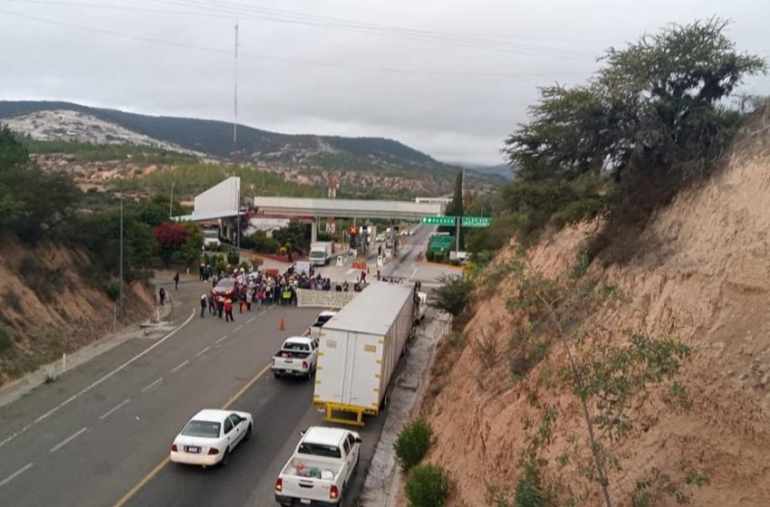  Presidentes choltecas bloquean caseta de peaje en Suchixtlahuaca