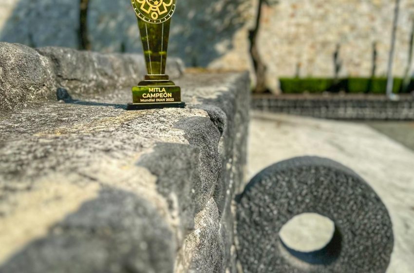  Recibe Mitla su reconocimiento como ganadora de la Copa INAH 2022