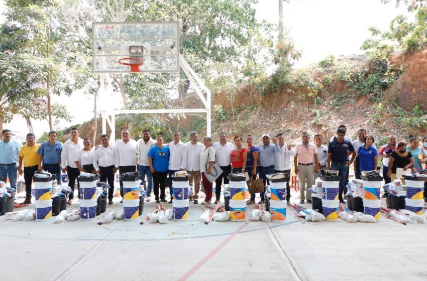  Entrega IEEPO paquetes de materiales a 100 escuelas de la Cuenca