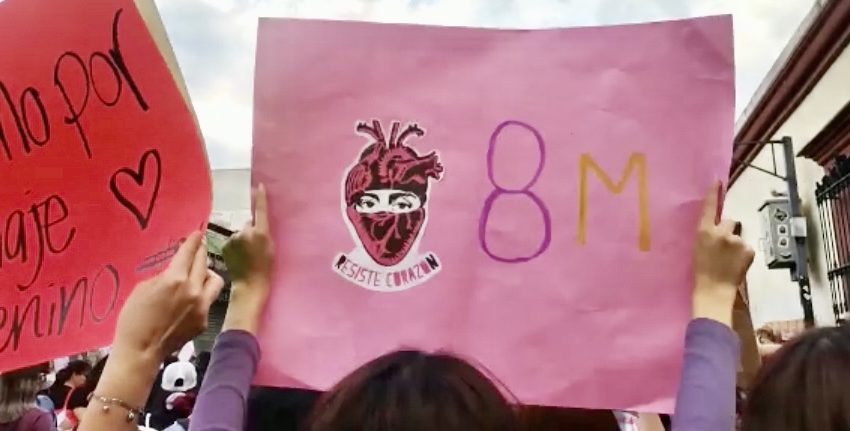  Mujeres feministas hacen arder el palacio de gobierno de Oaxaca durante protestas por el #8M