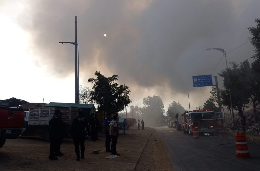  Prenden fuego a basurero clandestino de CATEM en Riveras del Atoyac 