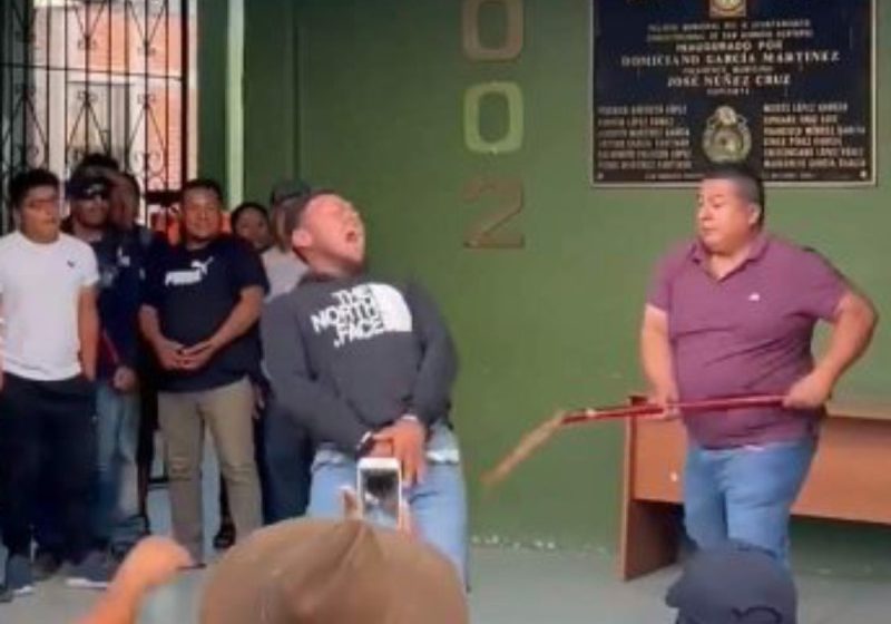  Dan latigazos a presunto extorsionador en San Dionisio Ocotepec