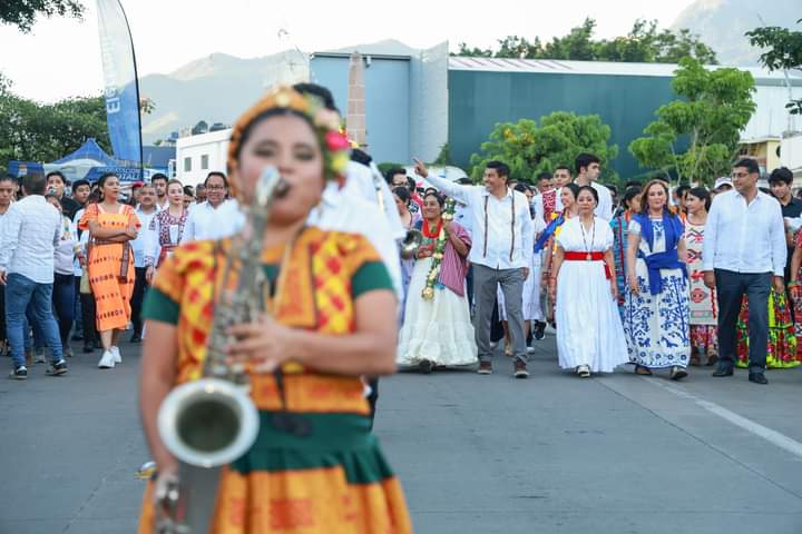  Miles disfrutan el Desfile de Delegaciones;vibra Oaxaca con la Guelaguetza 2023