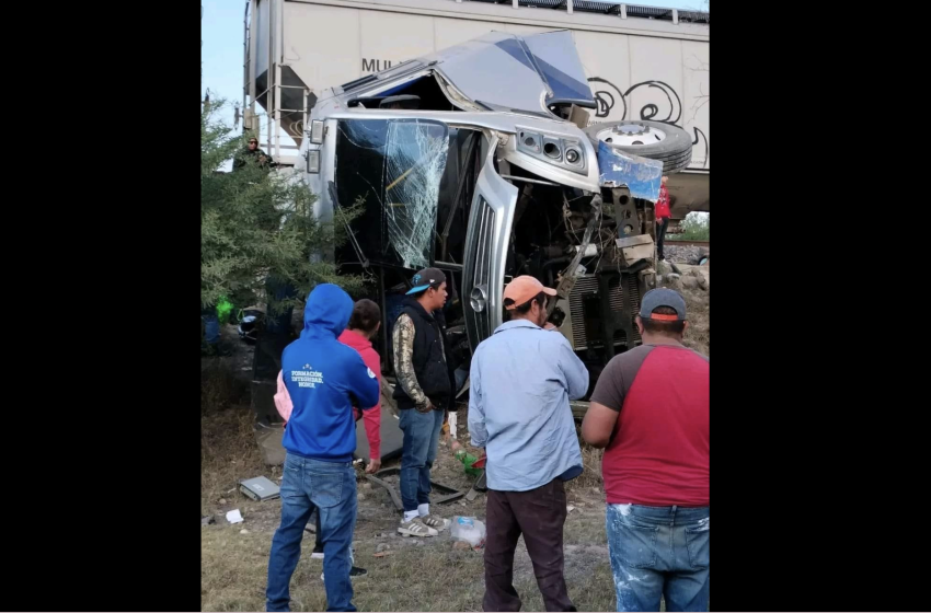  Tragedia en Querétaro: Tren embiste camión de pasajeros en carretera estatal; reportan varios muertos