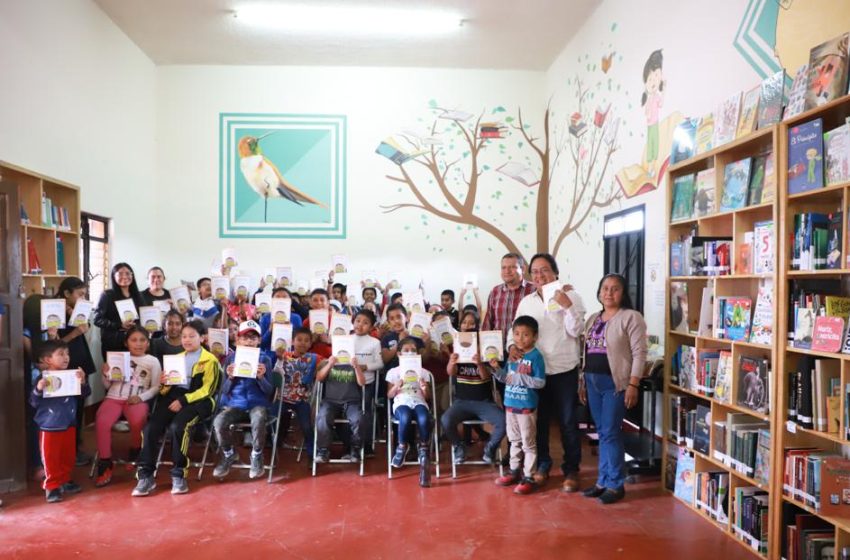  Entrega Seculta donativo de 300 libros para niñez de San Sebastián Coatlán