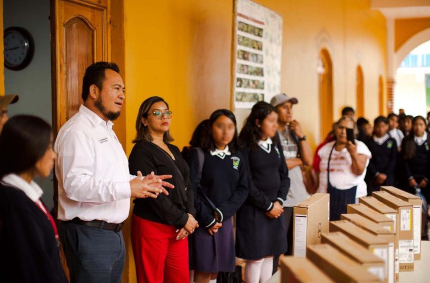  Reciben estudiantes de la Mixteca lentes y equipos de cómputo