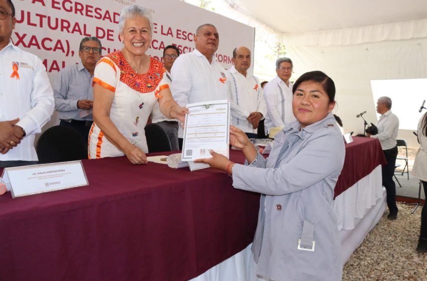  Realiza IEEPO primera entrega de 2024 de títulos profesionales a egresados de Escuelas Normales de Oaxaca