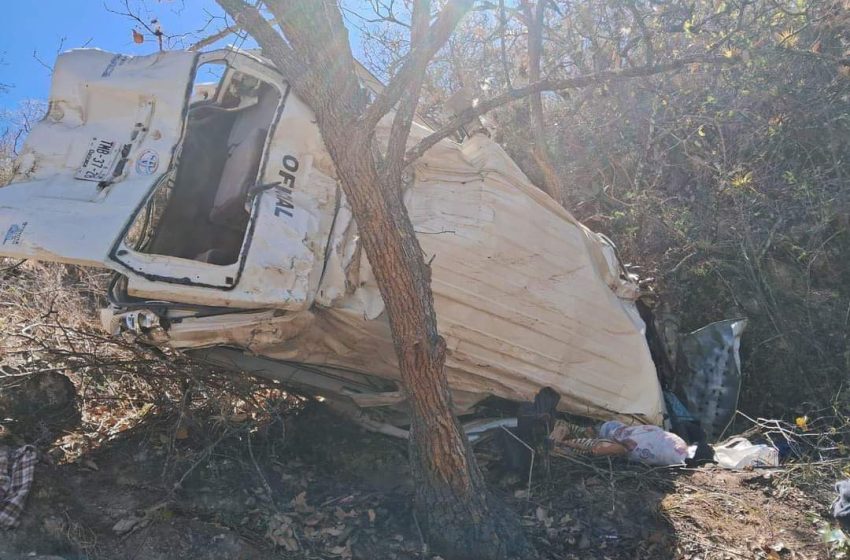  Fallecen 4 personas tras volcarse una urvan en la sierra de Oaxaca
