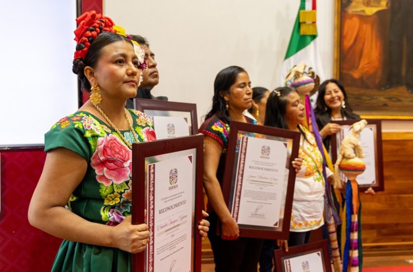  Reconoce Gobernador a personas artesanas que elaboraron Bastón de Mando y bordado del vestido de Sheinbaum Pardo