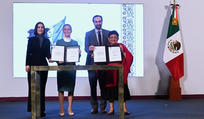  Claudia Sheinbaum firma decreto que devuelve CFE y Pemex al pueblo de México como empresas públicas del Estado