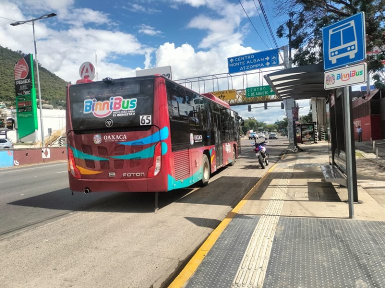Exhorta Policía Vial a evitar estacionarse en el carril del BinniBus