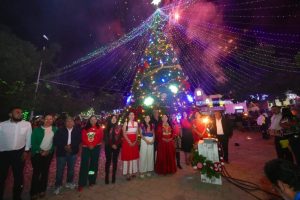 ¡La Navidad ilumina a Xoxocotlán! Encienden árbol navideño
