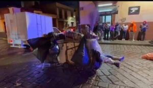 Muere trabajador de limpia de un paro cardíaco; dejan cuerpo bajo la lluvia durante horas