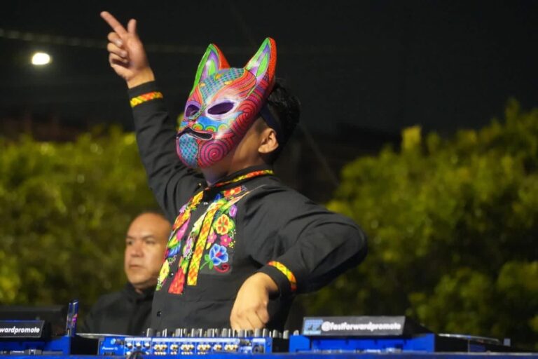 Miroslav Ü convierte el Zócalo en un pulso electrónico de lenguas vivas