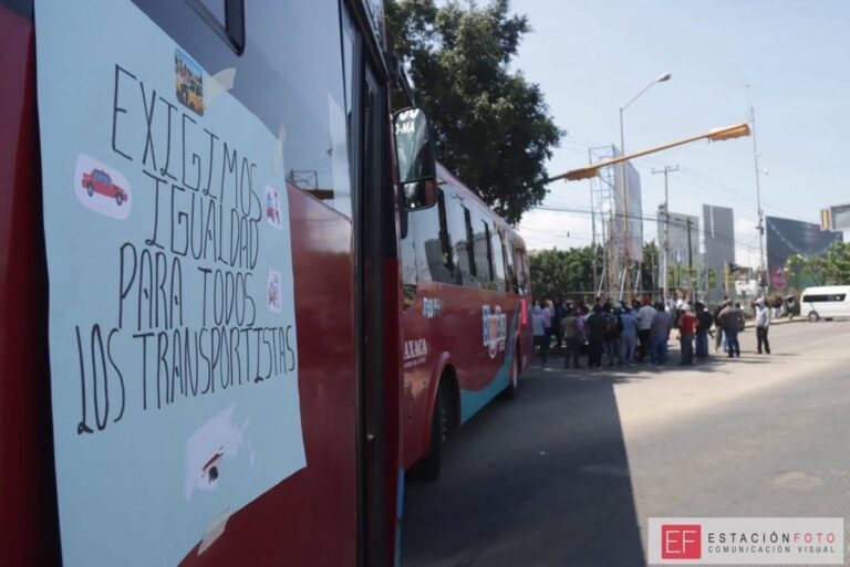 Taxistas foráneos bloquean crucero del aeropuerto; se suman a jornada de protestas en Oaxaca